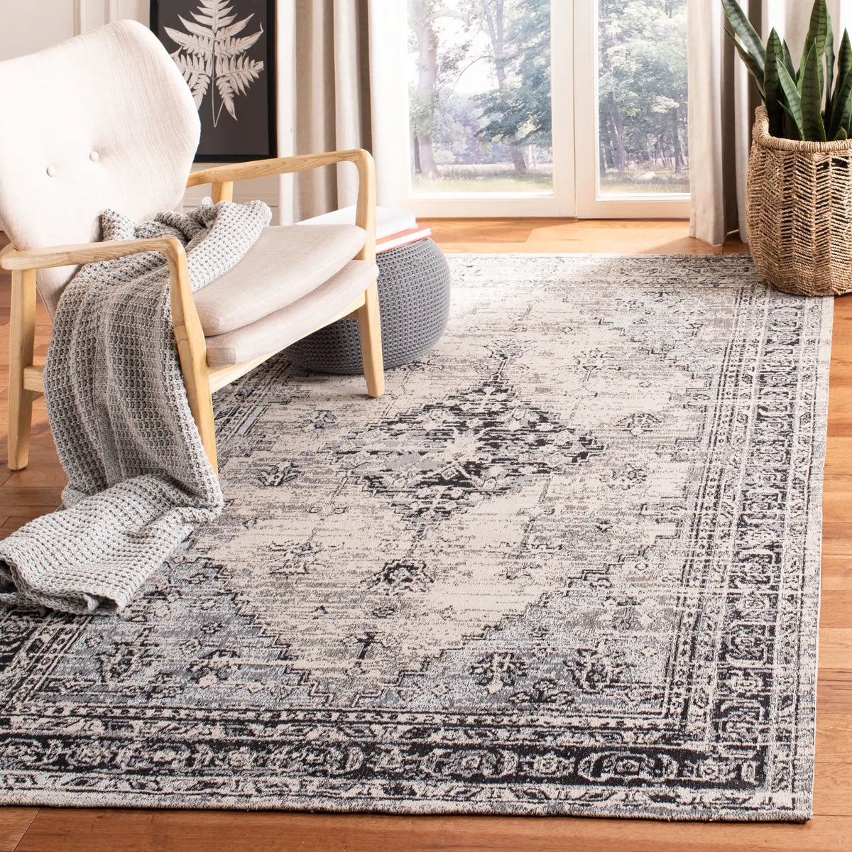 Safavieh Classic Vintage 5'-0" x 8'-0" Rug in Grey