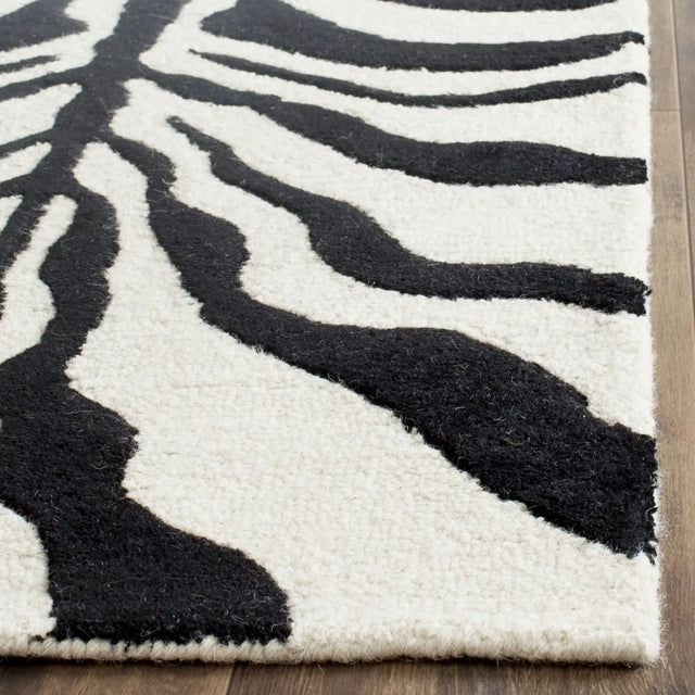 Safavieh Cambridge 2'-6" x 8'-0" Rug in Ivory / Black