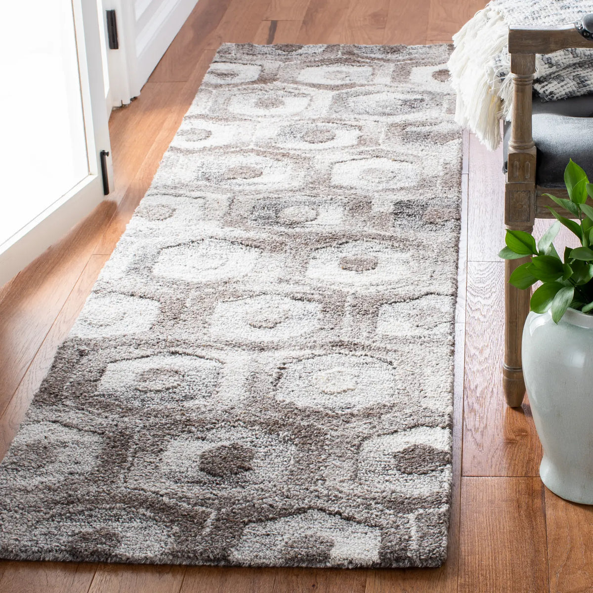 Safavieh Abstract 2'-3" x 8'-0" Rug in Grey / Beige