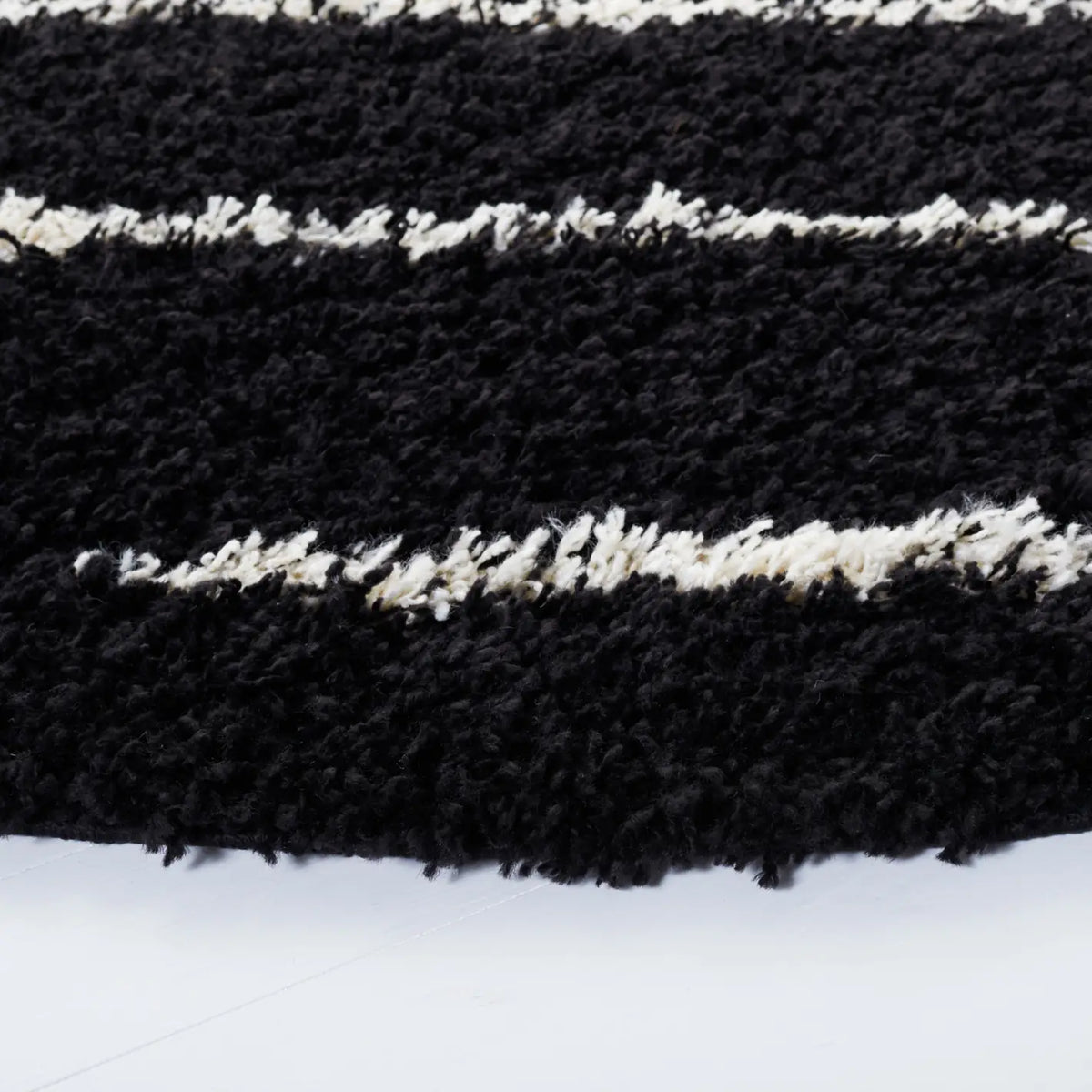 Safavieh Venus Shag 600 6'-7" x 6'-7" Rug in Black / Ivory