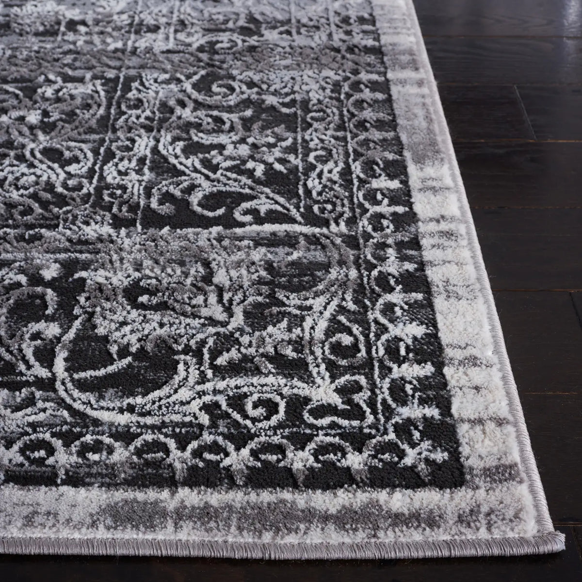 Safavieh Amelia 4'-5" x 6'-5" Rug in Charcoal / Grey