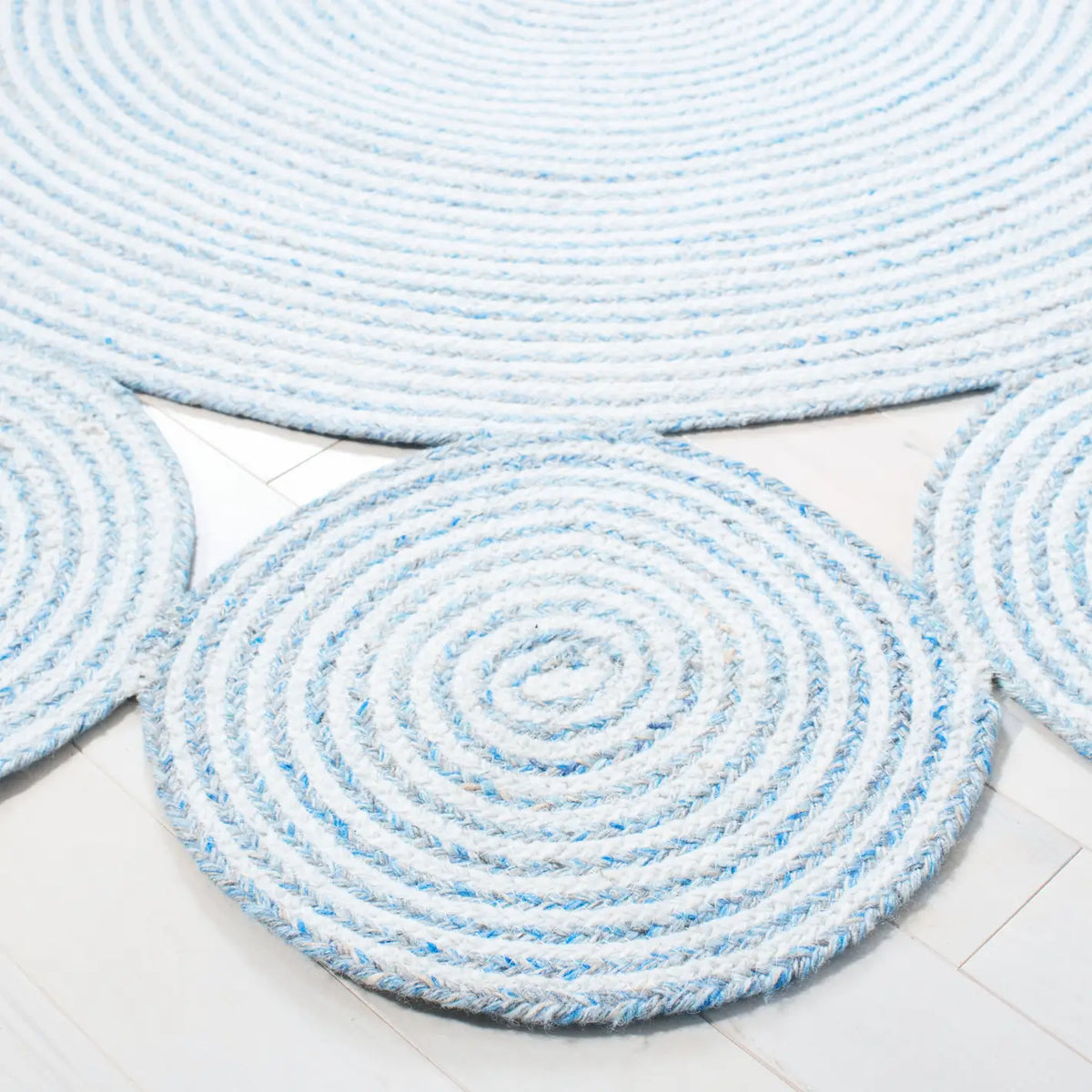 Safavieh Cape Cod 5'-0" x 5'-0" Rug in Blue / Ivory