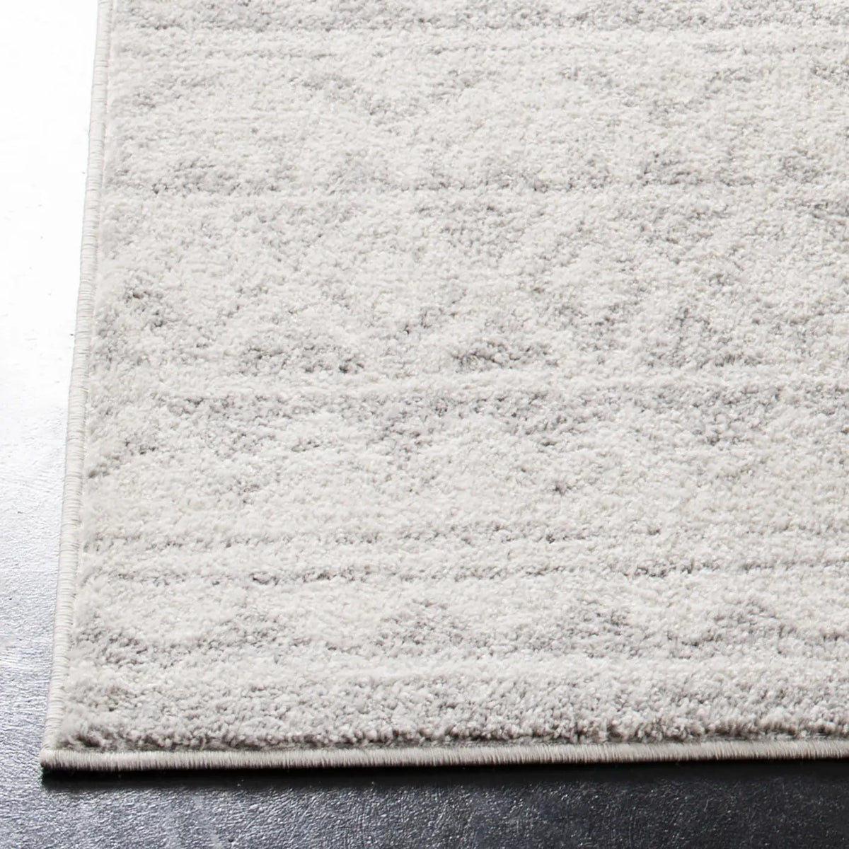 Safavieh Adirondack 4'-0" x 6'-0" Rug in Ivory / Grey