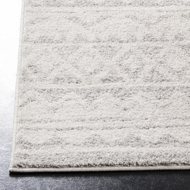 Safavieh Adirondack 4'-0" x 6'-0" Rug in Ivory / Grey