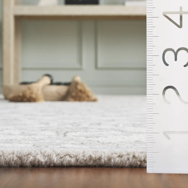 Safavieh Metro 2'-3" x 8'-0" Rug in Ivory / Beige