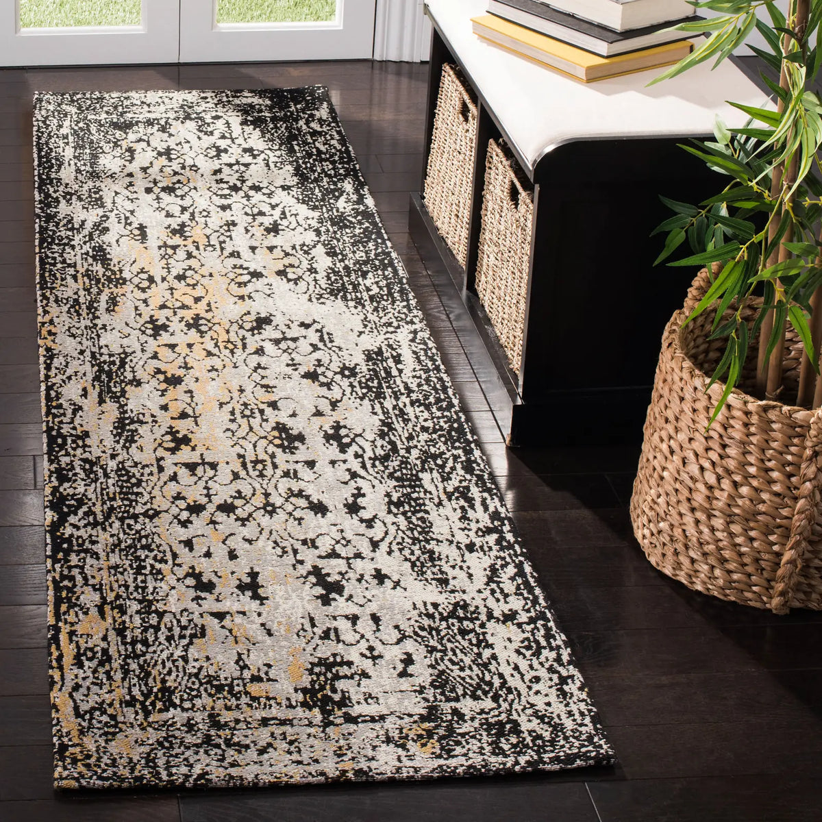 Safavieh Classic Vintage 2'-3" x 8'-0" Rug in Black / Silver