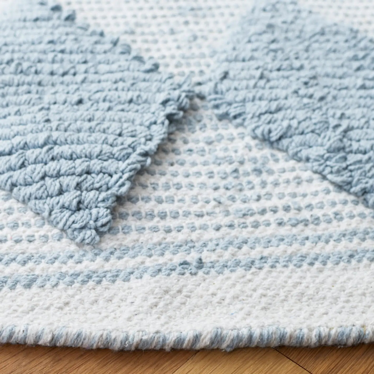 Safavieh Montauk 6'-0" x 6'-0" Rug in Aqua / Ivory
