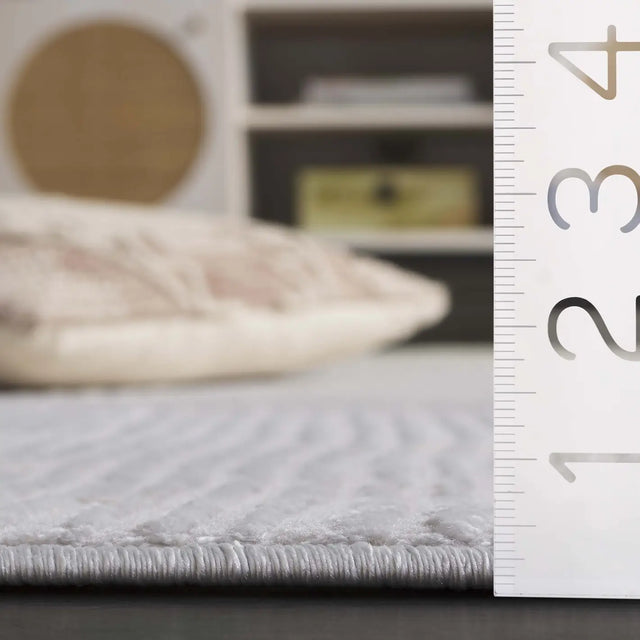Safavieh Saylor 100 4'-0" x 6'-0" Rug in Ivory