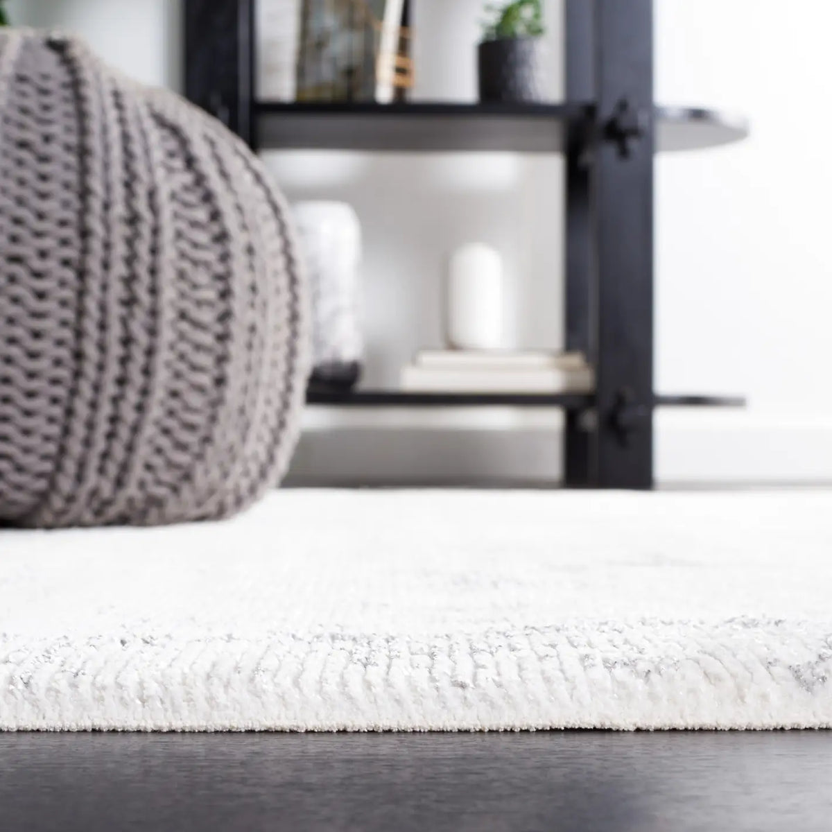 Safavieh Whisper 4'-0" x 6'-0" Rug in Ivory / Grey