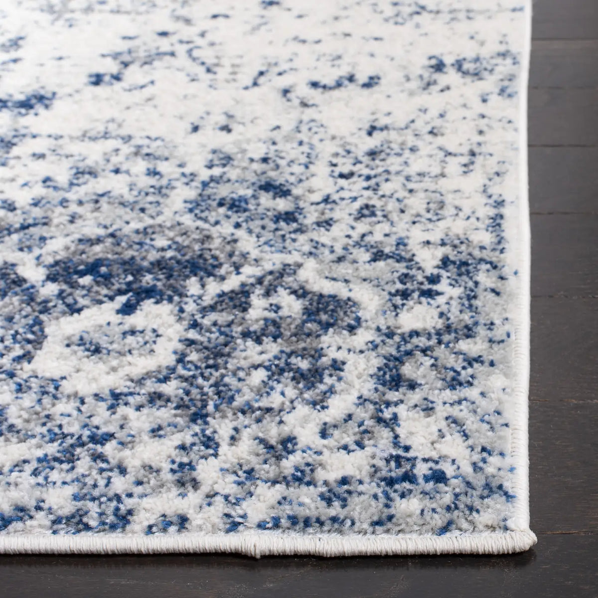 Safavieh Madison 4'-0" x 6'-0" Rug in White / Royal Blue