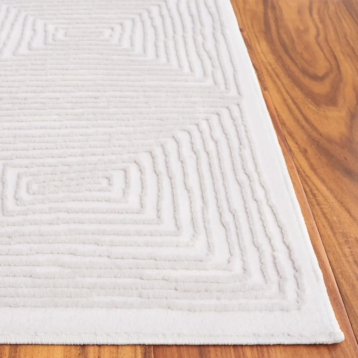 Safavieh Prestige 4'-0" x 6'-0" Rug in Ivory / Beige