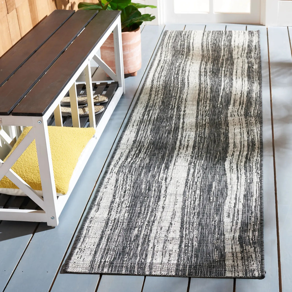 Safavieh Courtyard 2'-2" x 9'-0" Rug in Black / Grey