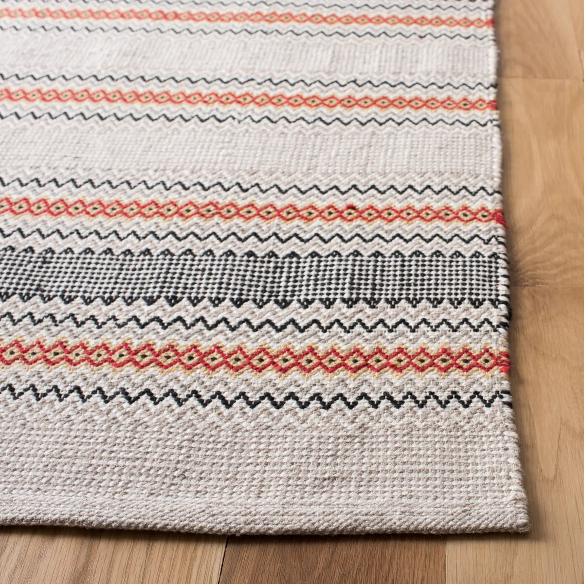 Safavieh Montauk 4'-0" x 6'-0" Rug in Red / Beige