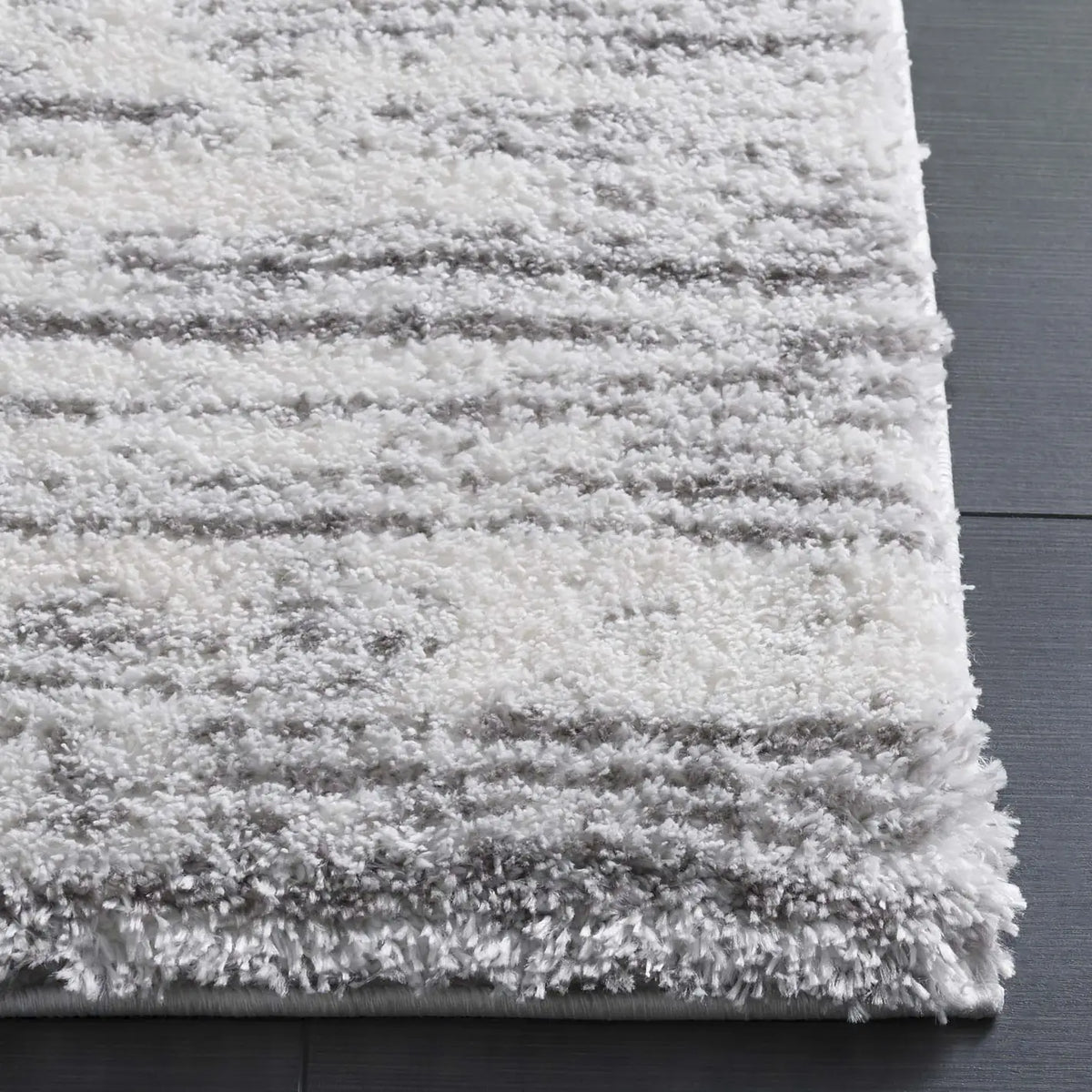 Safavieh Jasmine Shag 4'-0" x 6'-0" Rug in Ivory / Grey
