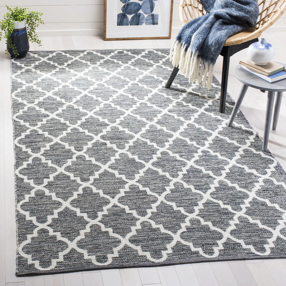 Safavieh Montauk 5'-0" x 8'-0" Rug in Charcoal / Ivory