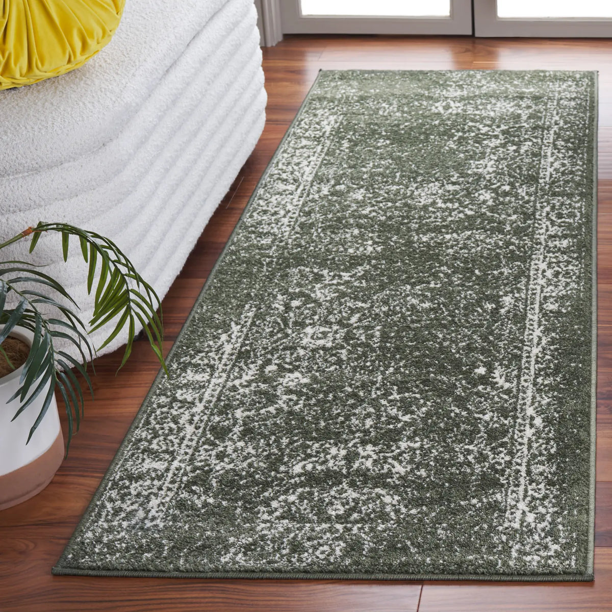 Safavieh Adirondack 2'-6" x 10'-0" Rug in Dark Green / Ivory