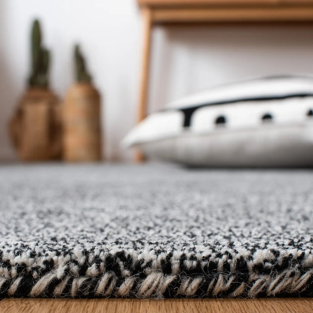 Safavieh Metro 4'-0" x 6'-0" Rug in Black / Ivory