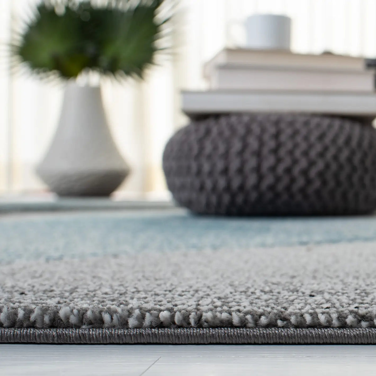 Safavieh Hollywood 4'-0" x 6'-0" Rug in Grey / Blue