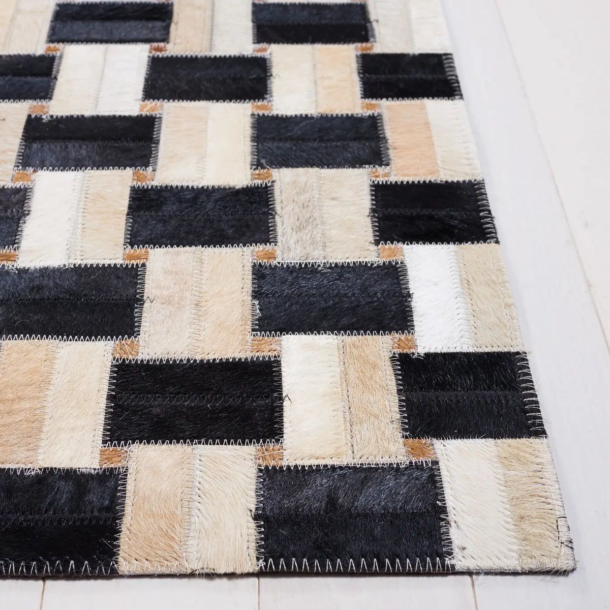 Safavieh Studio Leather 4'-0" x 6'-0" Rug in Black / Ivory
