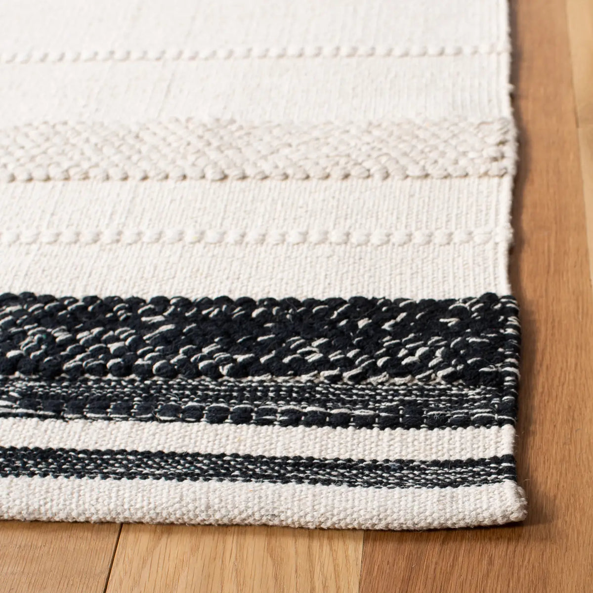 Safavieh Striped Kilim 4'-0" x 6'-0" Rug in Ivory / Black