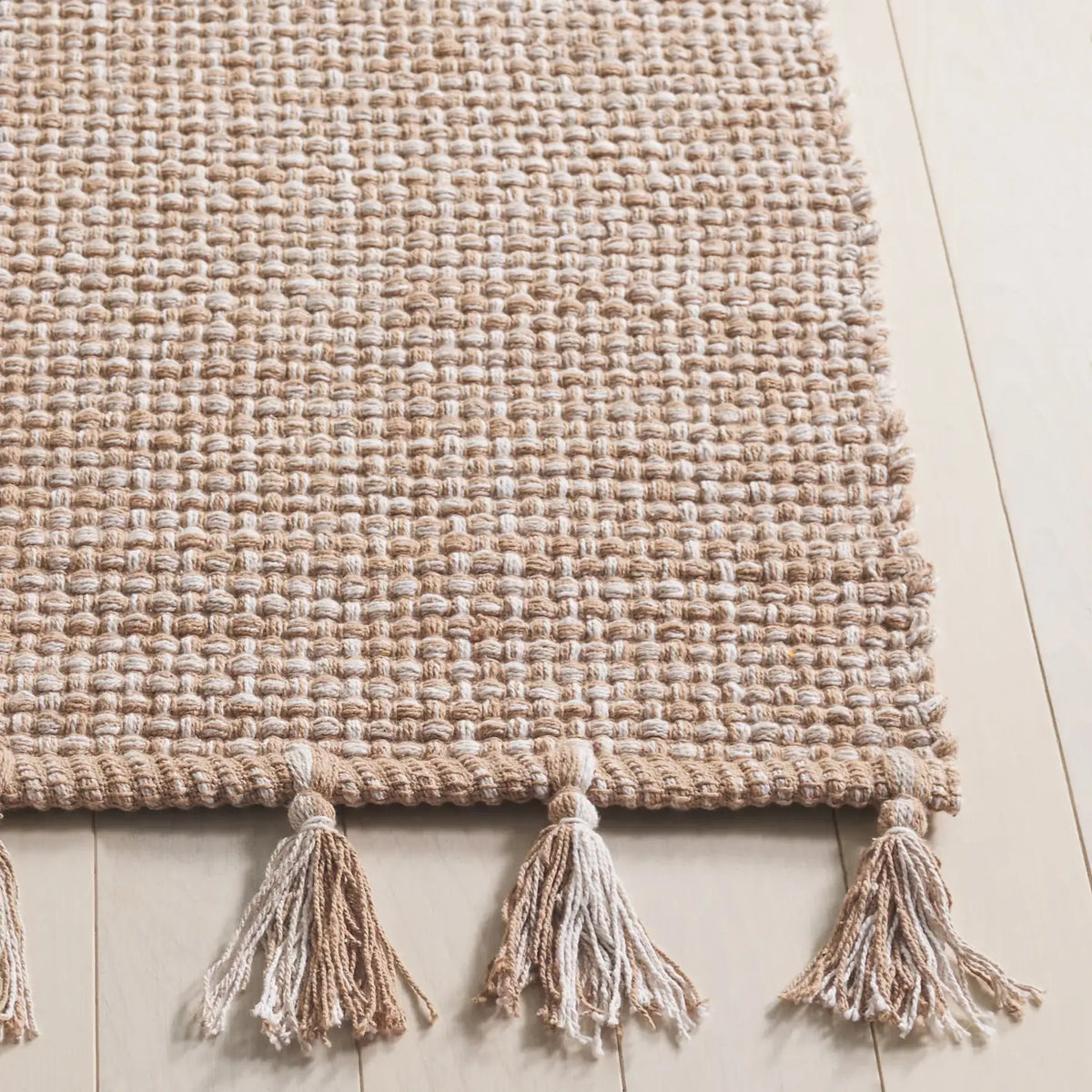 Safavieh Montauk 4'-0" x 6'-0" Rug in Beige