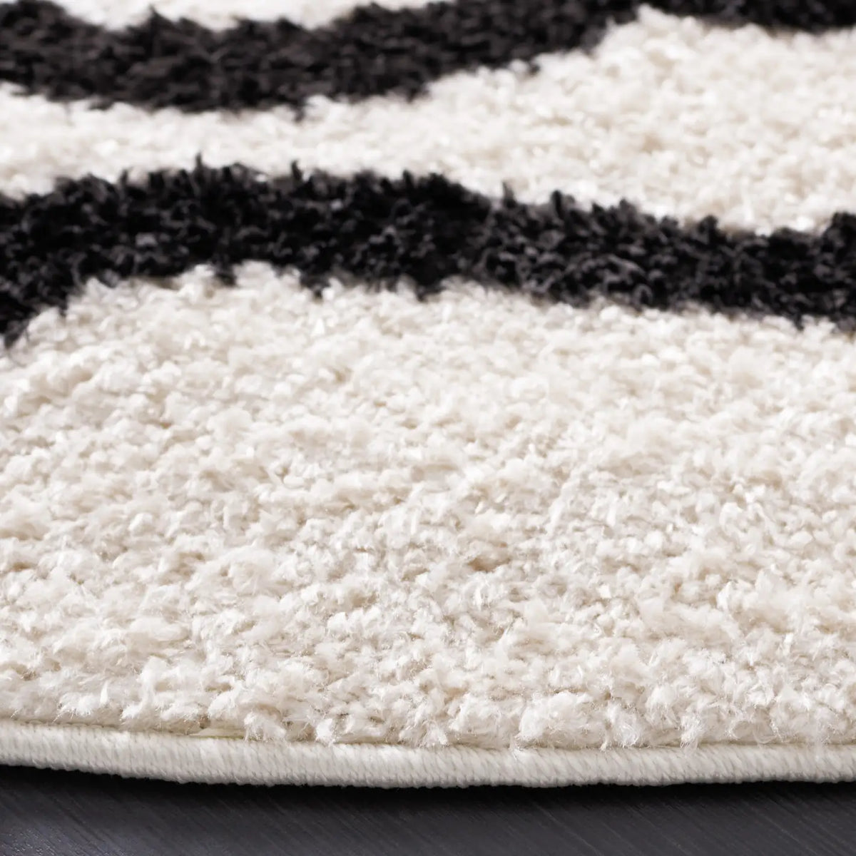 Safavieh Norway 5'-3" x 5'-3" Rug in Ivory / Black