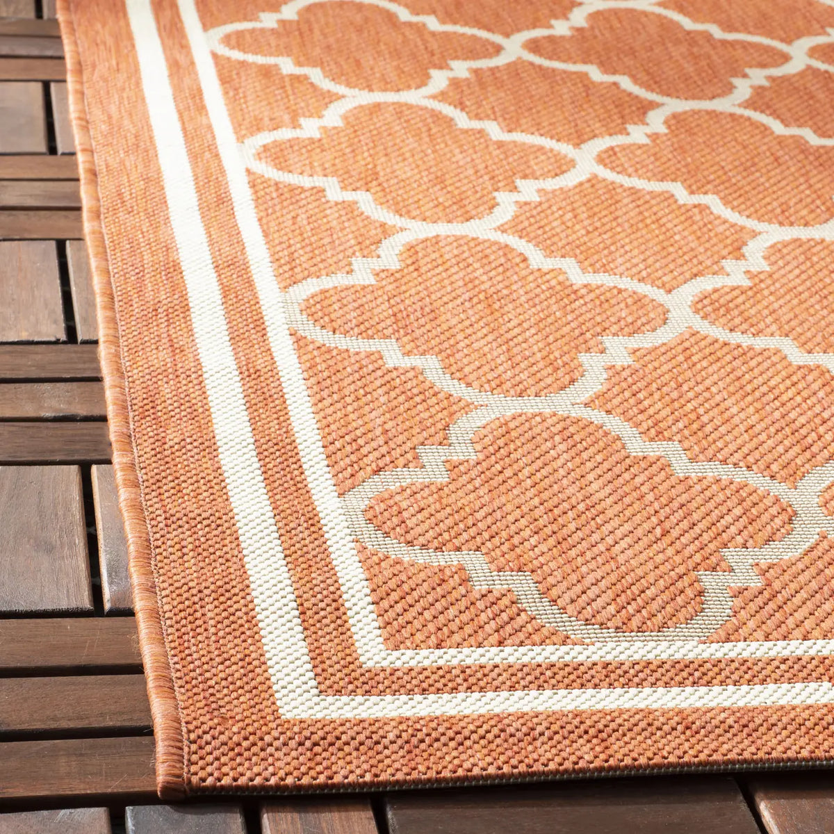 Safavieh Courtyard 4'-0" x 5'-7" Rug in Terracotta / Bone