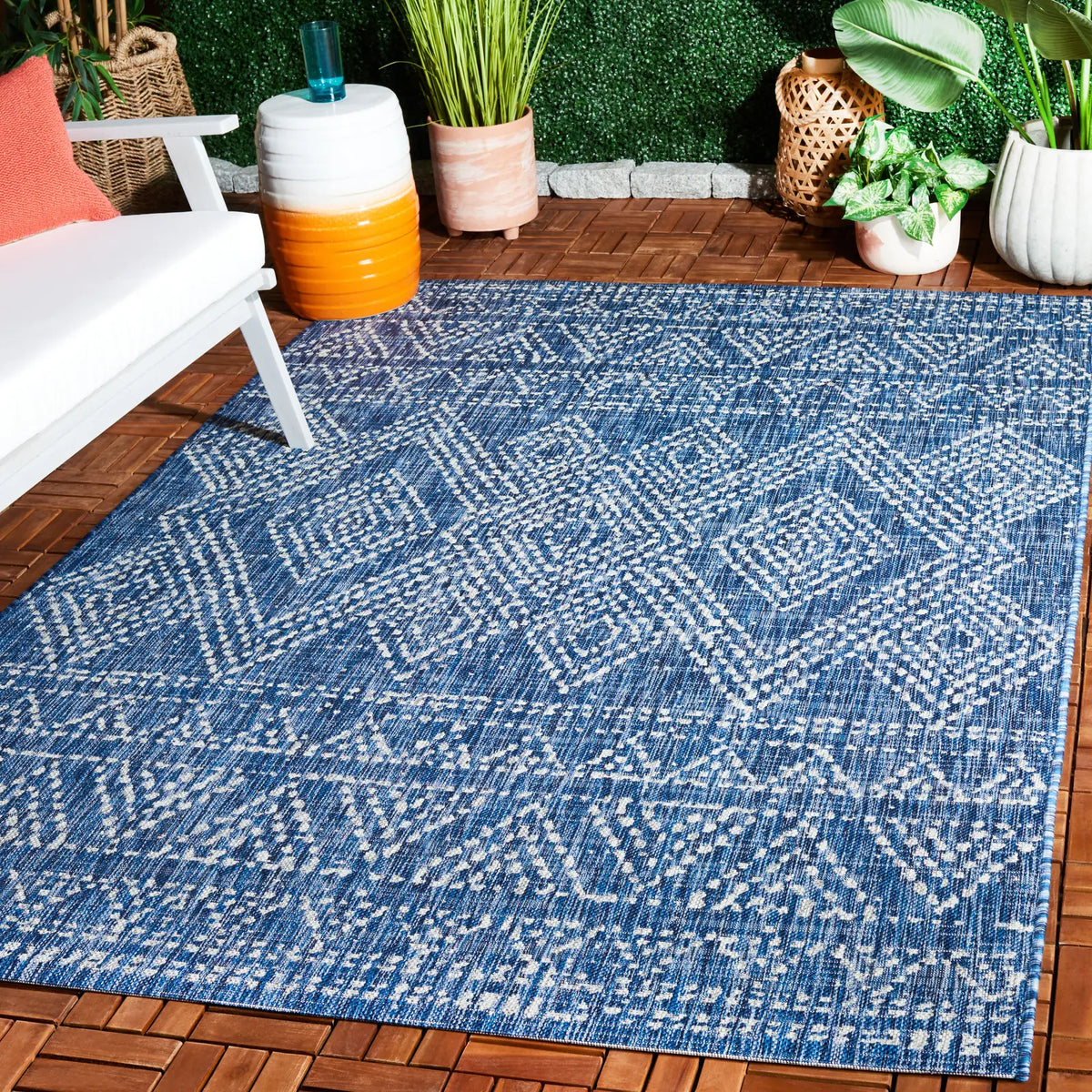 Safavieh Courtyard 5'-3" x 7'-7" Rug in Navy / Grey