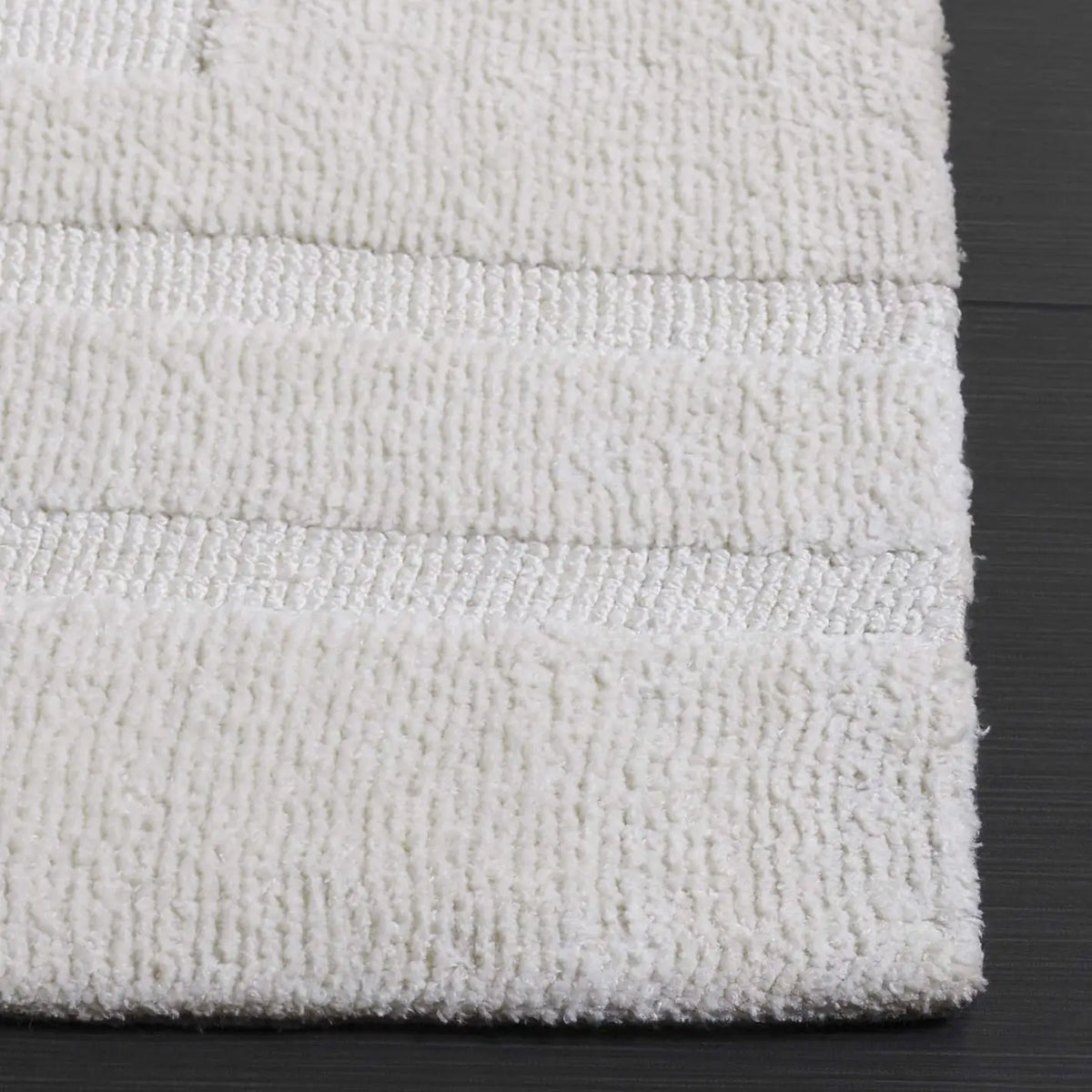 Safavieh Audrey 4'-0" x 6'-0" Rug in Ivory