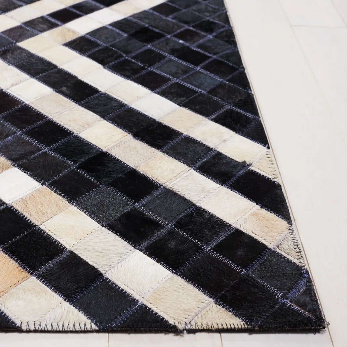 Safavieh Studio Leather 4'-0" x 6'-0" Rug in Black / Ivory