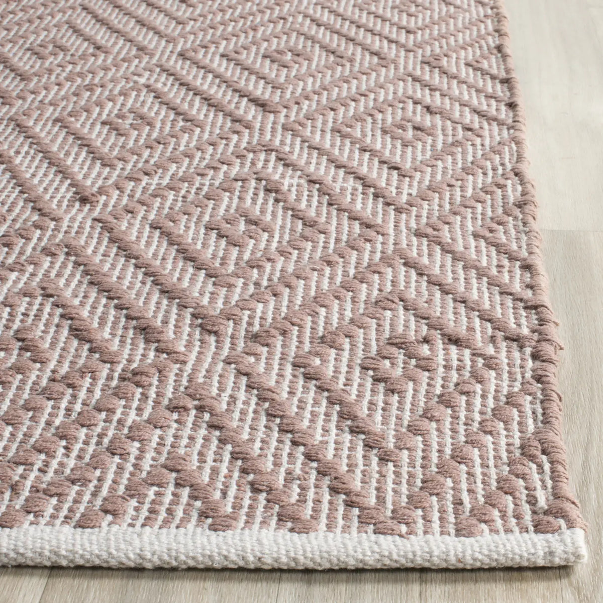 Safavieh Montauk 5'-0" x 7'-0" Rug in Beige / Ivory