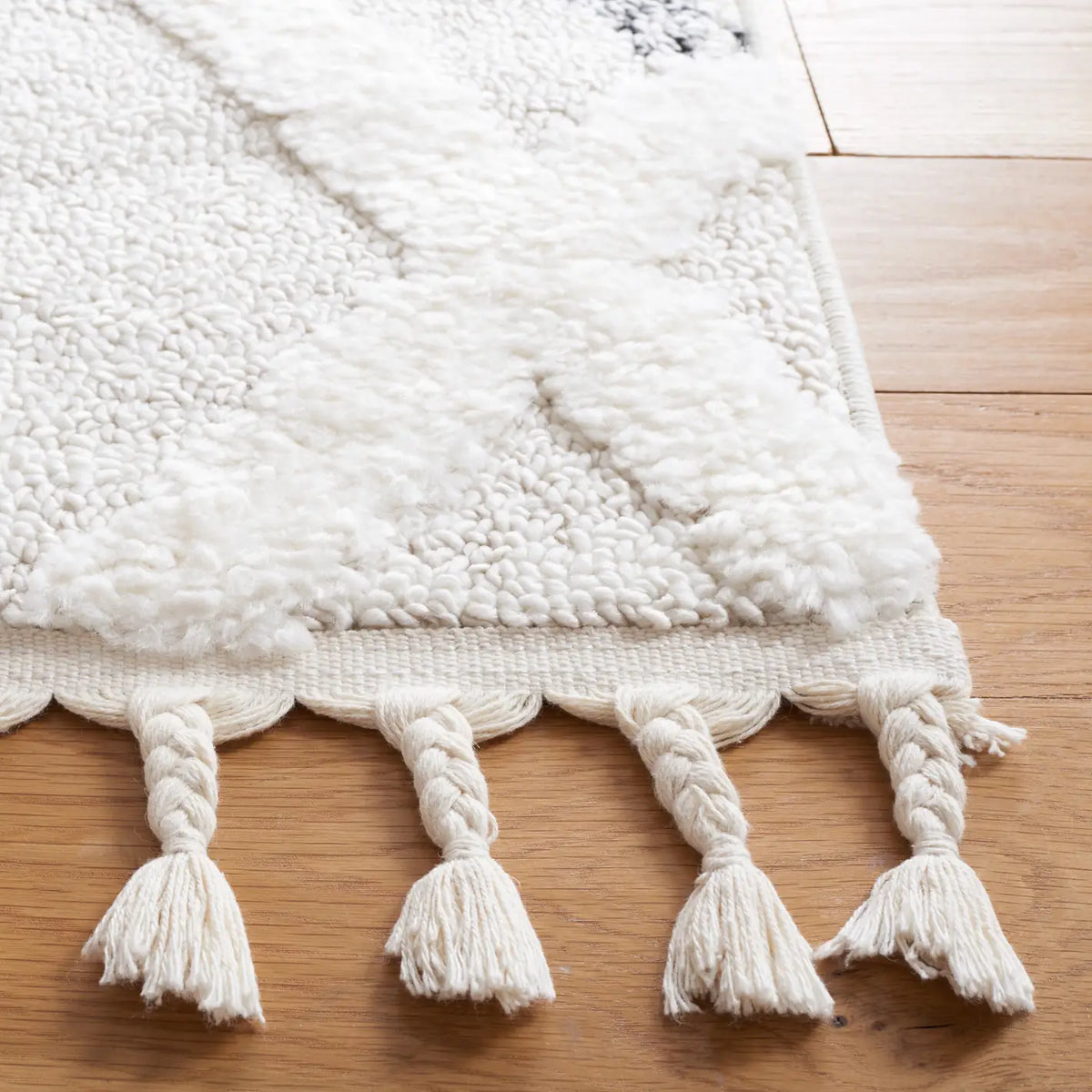 Safavieh Moroccan Tassel Shag 4'-0" x 6'-0" Rug in Beige / Grey