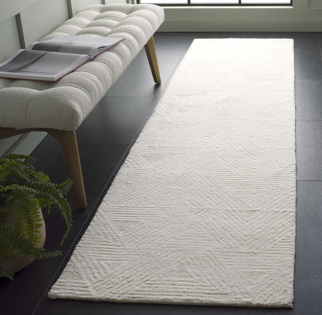 Safavieh Ebony 2'-3" x 9'-0" Rug in Ivory / Beige