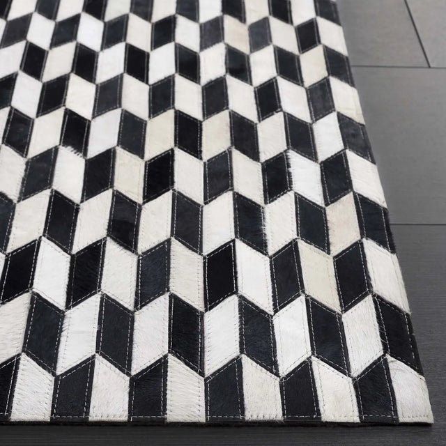 Safavieh Studio Leather 4'-0" x 6'-0" Rug in Ivory / Black
