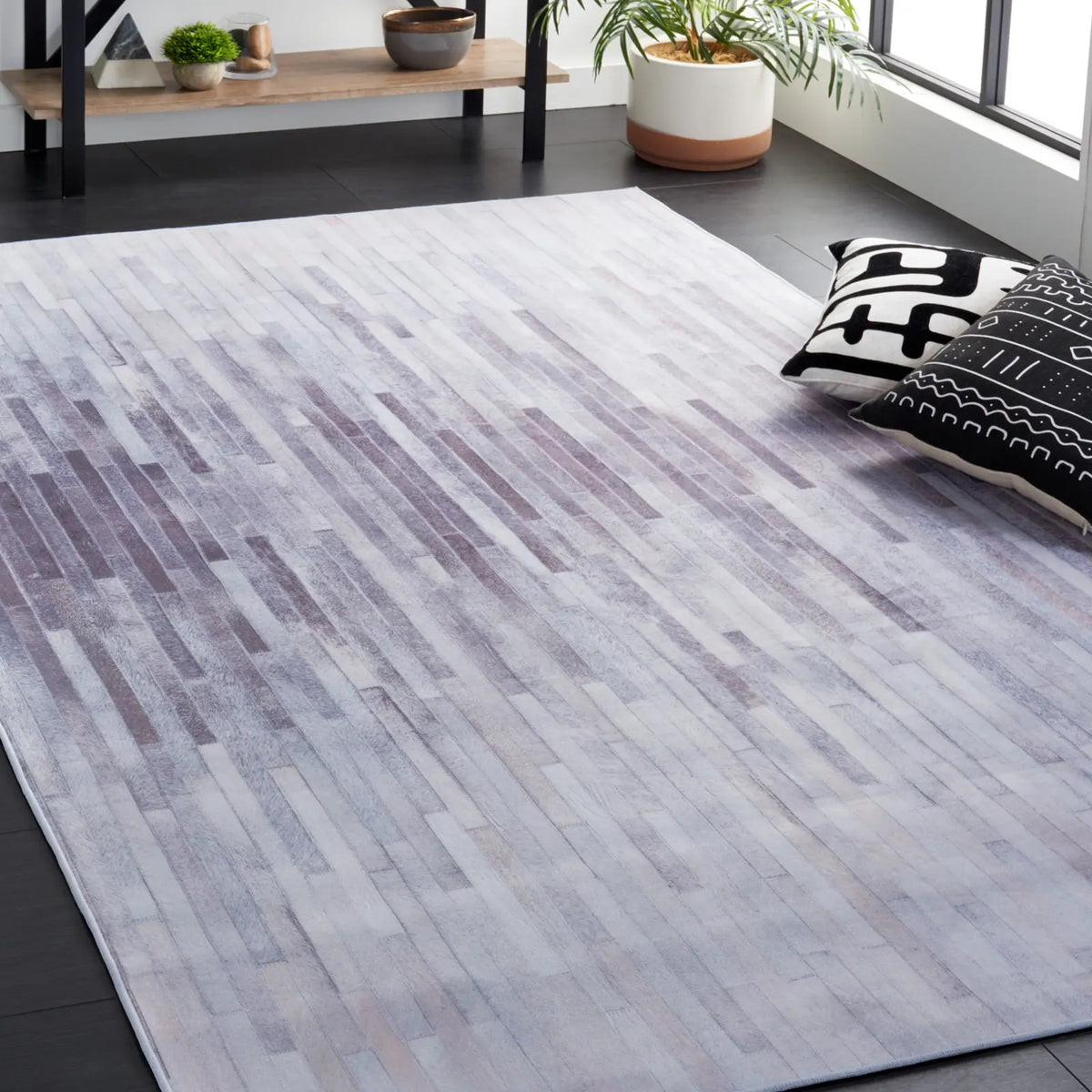 Safavieh Faux Hide 4'-0" x 6'-0" Rug in Ivory / Light Grey