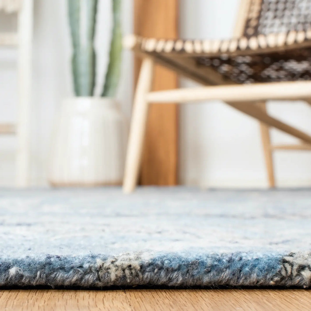 Safavieh Marquee 4'-0" x 6'-0" Rug in Blue / Grey