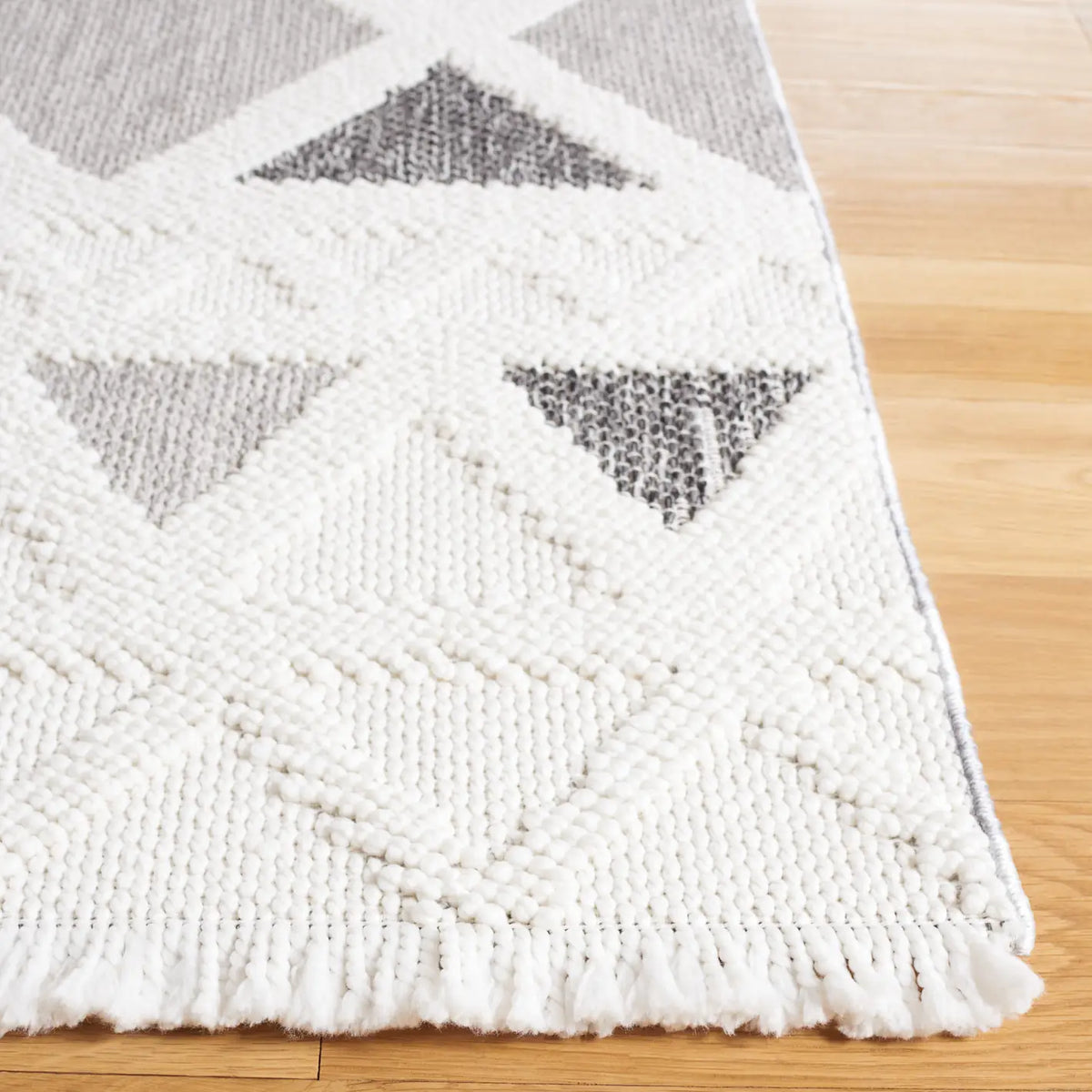 Safavieh Lotus 4'-0" x 6'-0" Rug in Ivory / Dark Grey