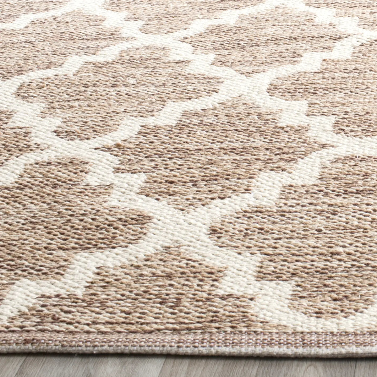 Safavieh Montauk 10'-0" x 14'-0" Rug in Beige / Ivory