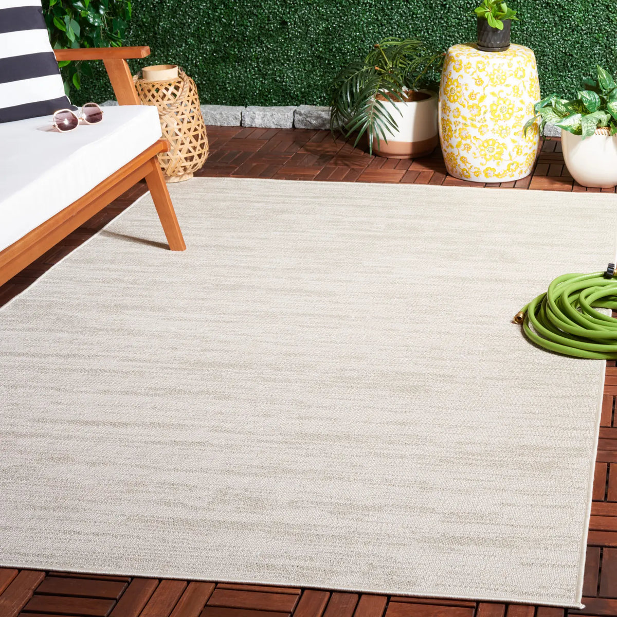 Safavieh Lakeside 200 4'-0" x 5'-7" Rug in Beige
