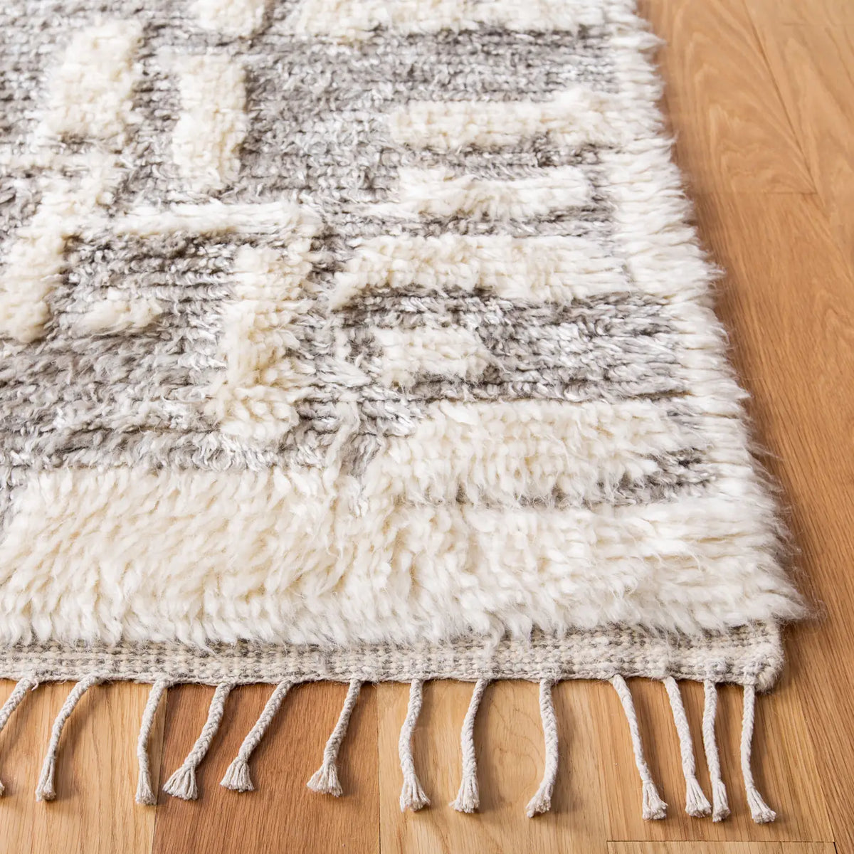 Safavieh Manhattan 4'-0" x 6'-0" Rug in Ivory / Grey