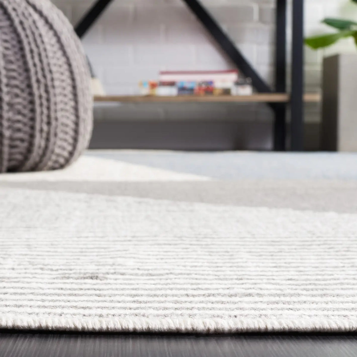 Safavieh Pyramid 4'-5" x 6'-5" Rug in Ivory / Grey Navy