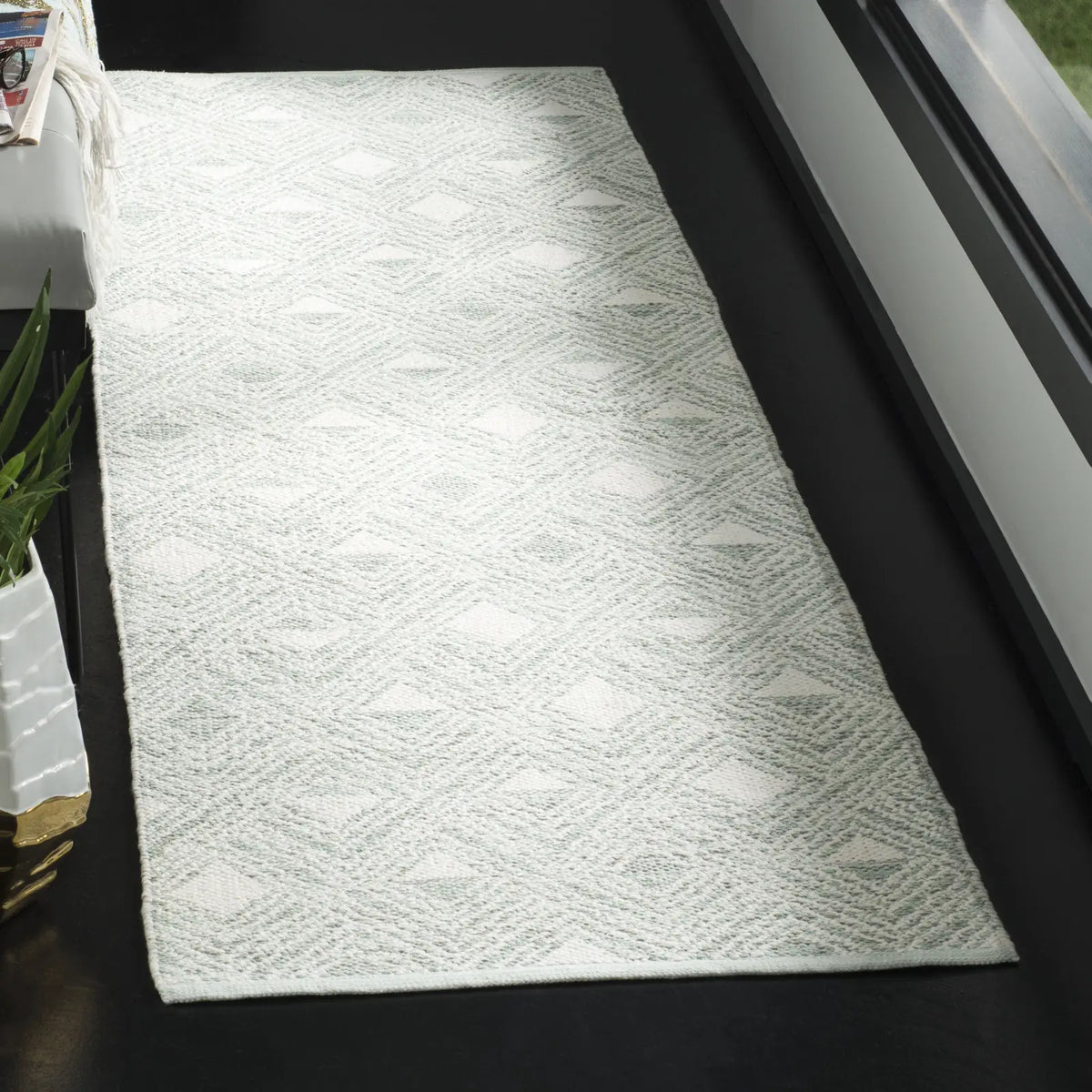 Safavieh Montauk 2'-3" x 7'-0" Rug in Light Green / Ivory