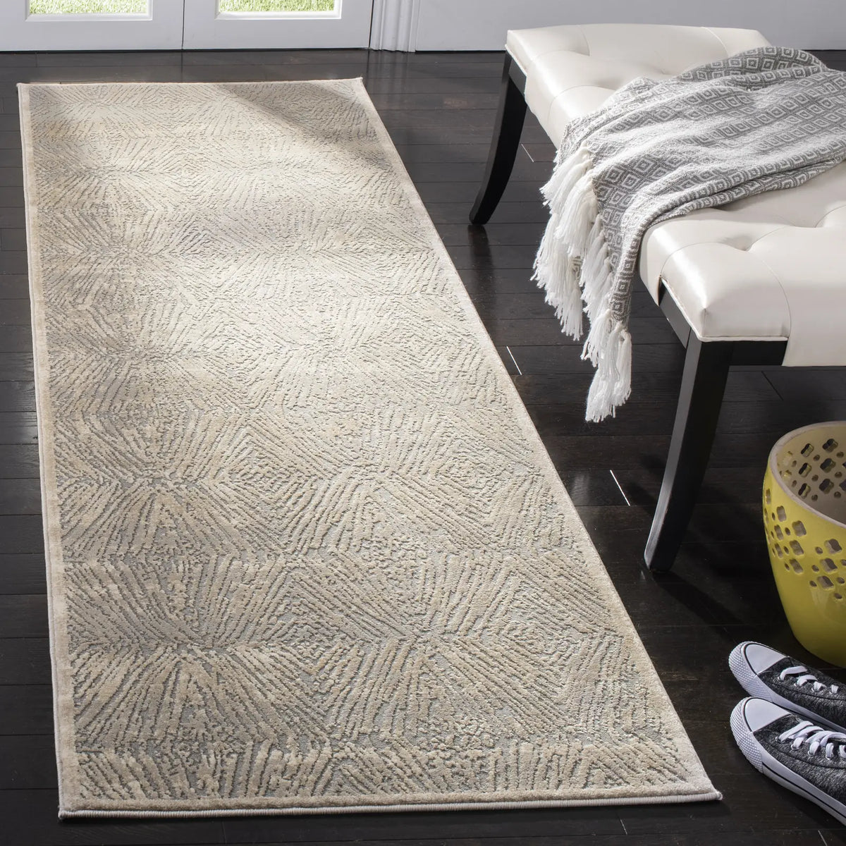 Safavieh Meadow 2'-7" x 8'-0" Rug in Ivory / Grey