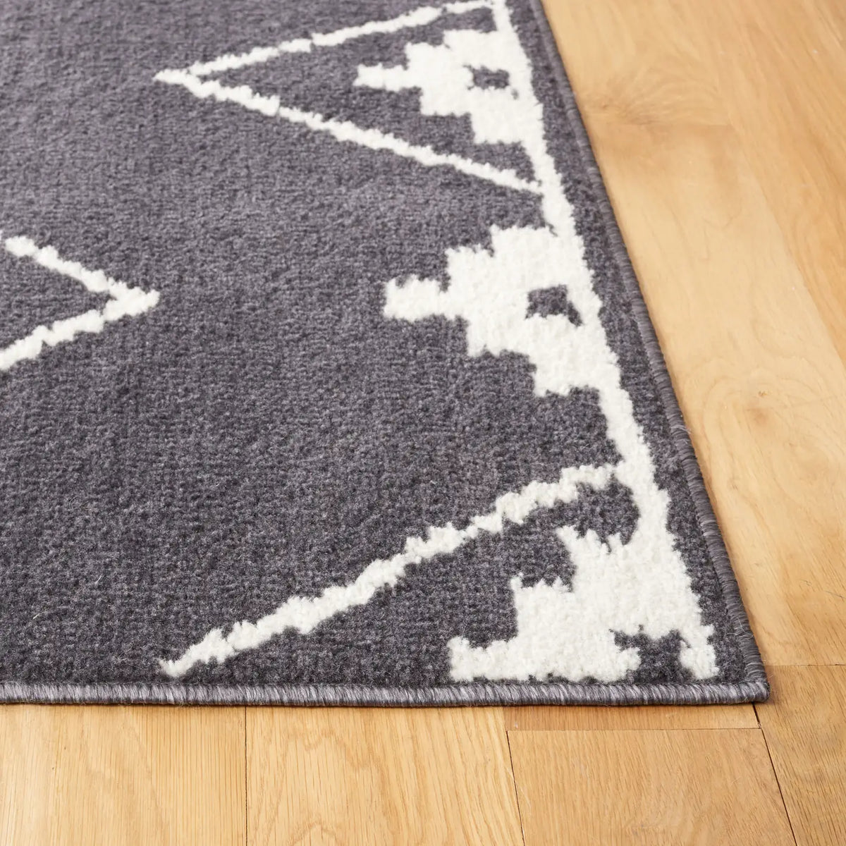 Safavieh Pyramid 4'-5" x 6'-5" Rug in Charcoal / Ivory