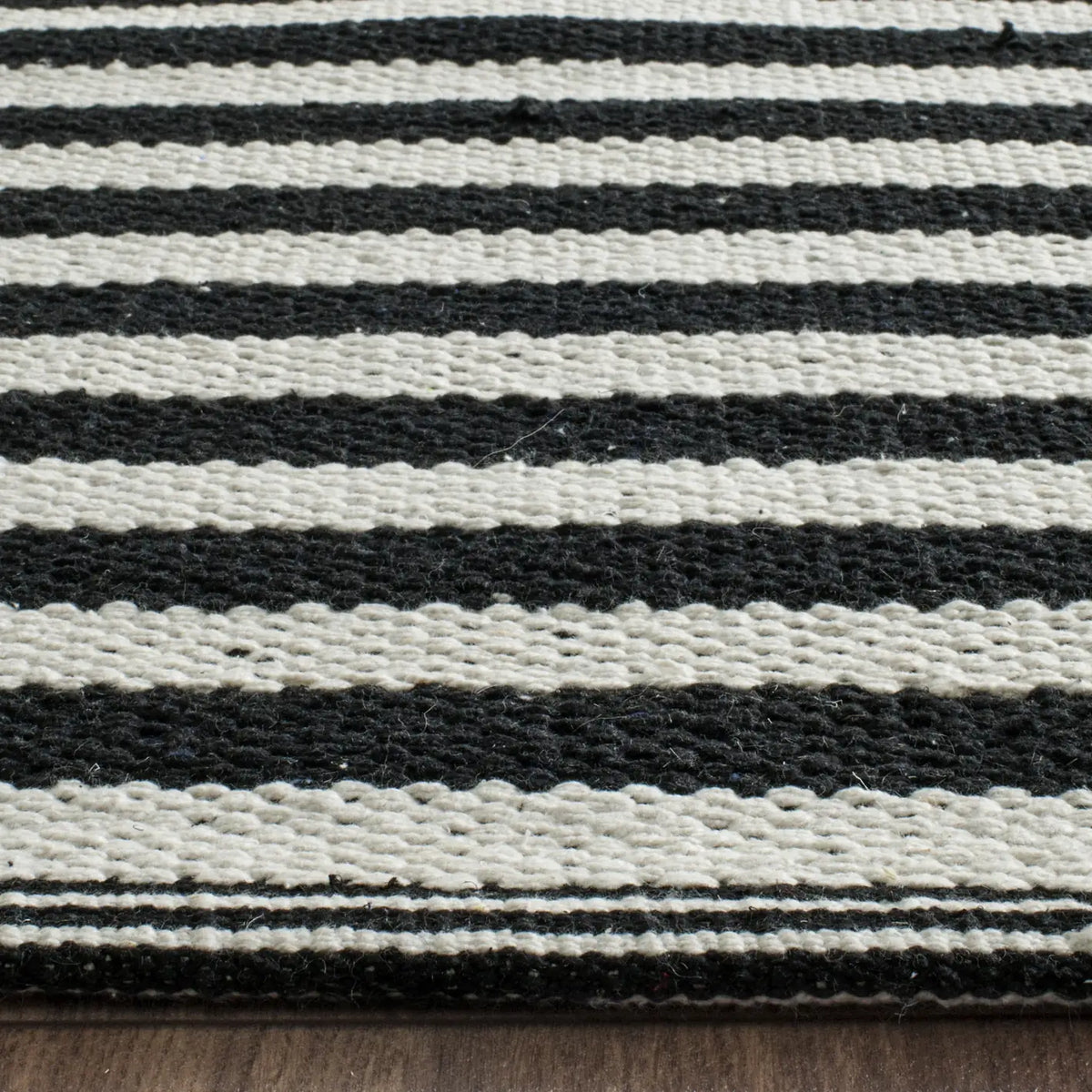 Safavieh Montauk 10'-0" x 14'-0" Rug in Ivory / Black