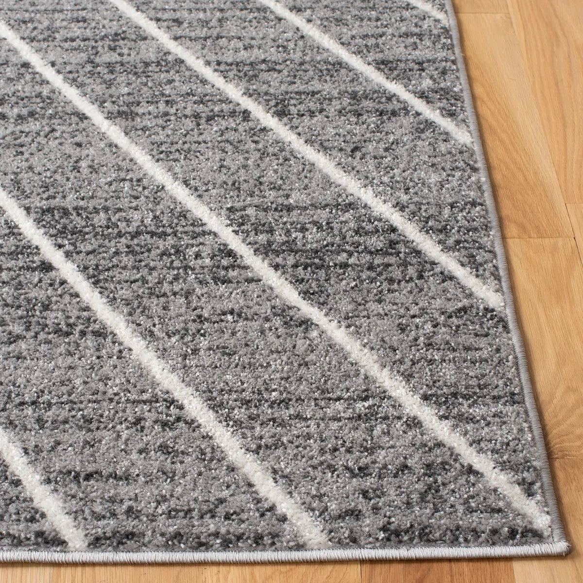 Safavieh Adirondack 4'-0" x 6'-0" Rug in Dark Grey / Ivory