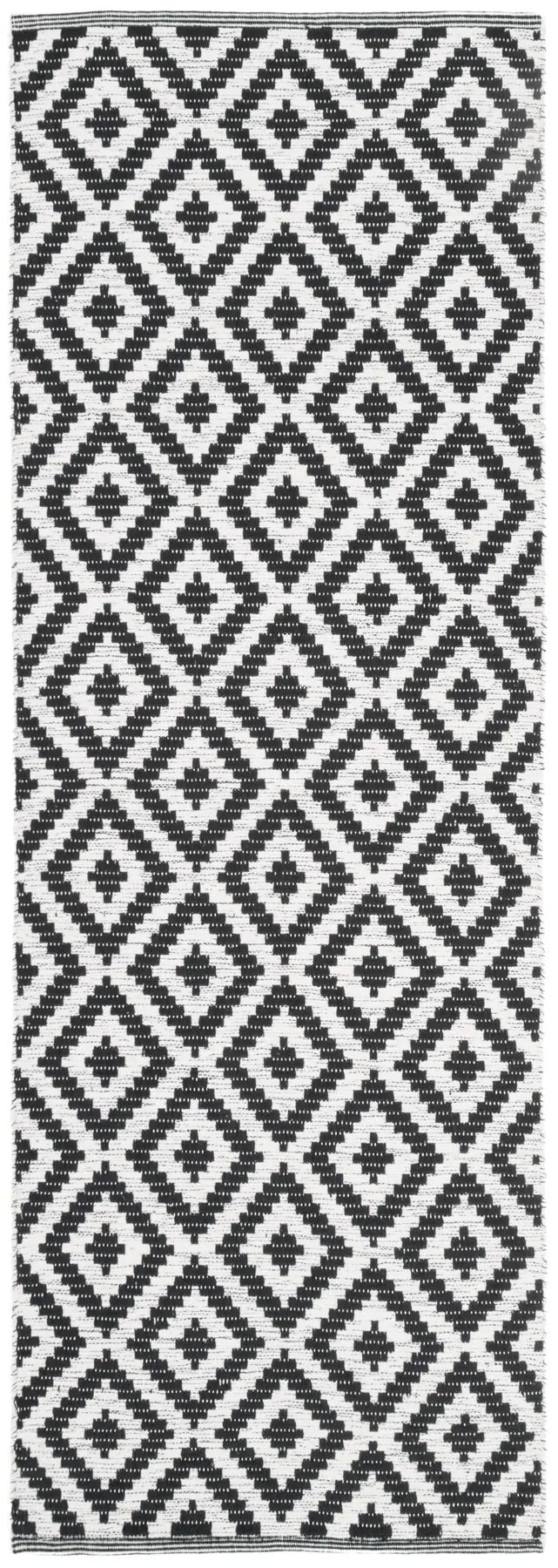 Safavieh Montauk 2'-3" x 7'-0" Rug in Black / Ivory