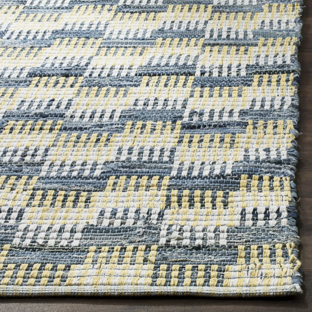 Safavieh Montauk 4'-0" x 6'-0" Rug in Gold / Multi