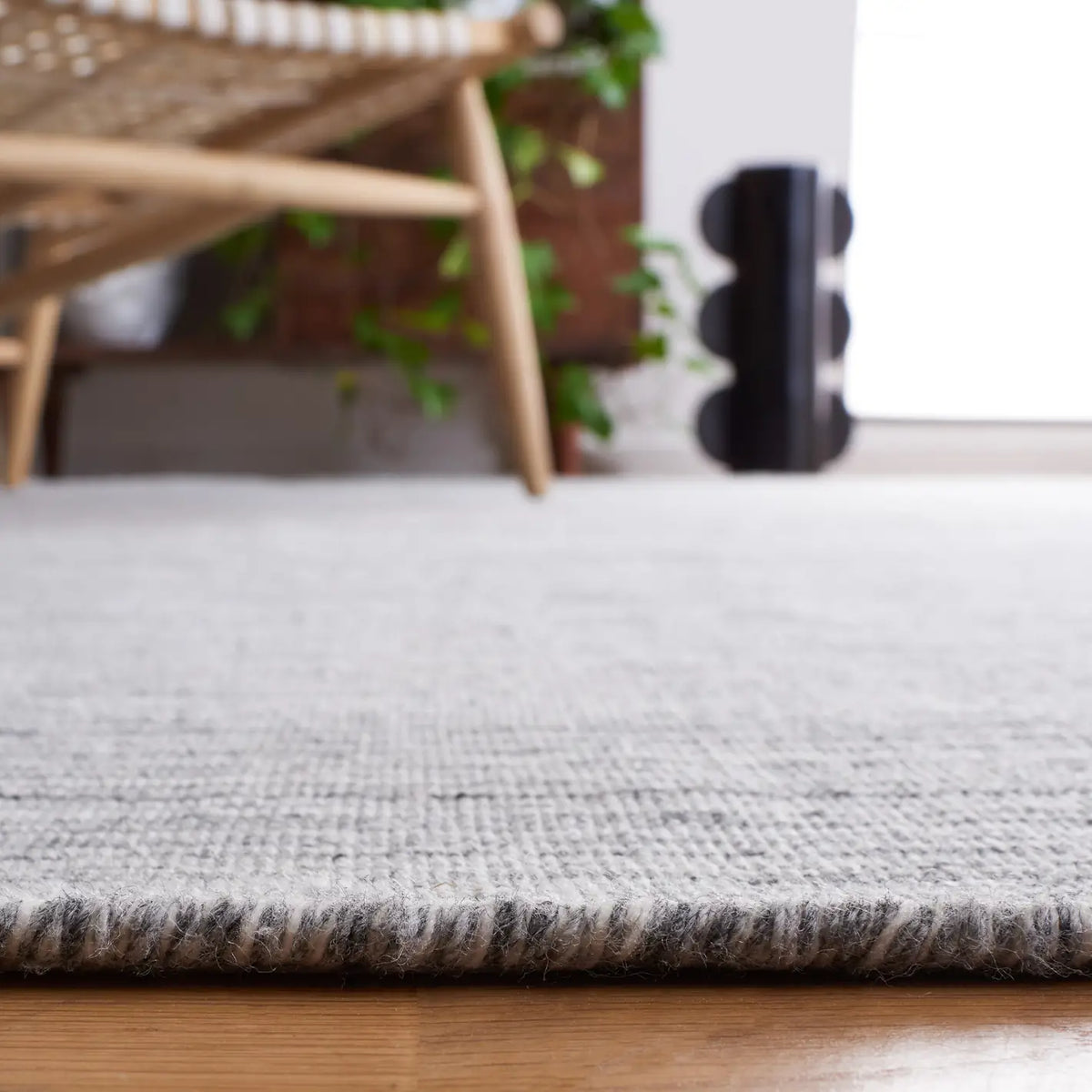 Safavieh Kilim 4'-0" x 6'-0" Rug in Dark Grey