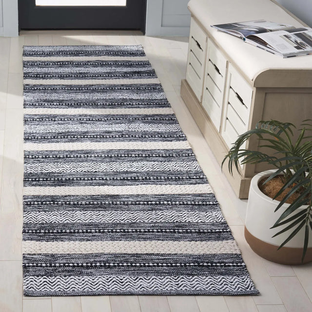 Safavieh Montauk 2'-3" x 8'-0" Rug in Black / Ivory